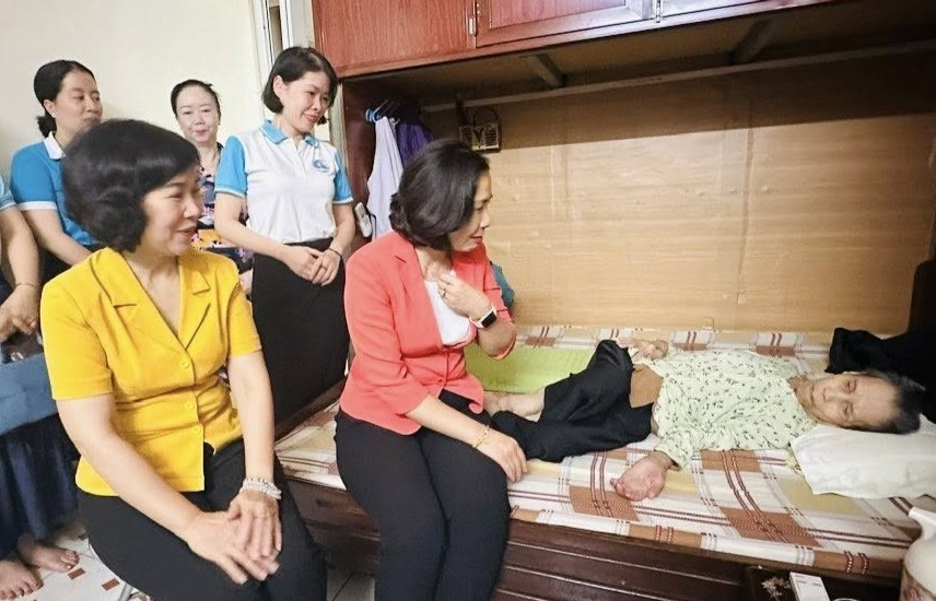 Chủ tịch Hội LHPN Hà Nội thăm, tặng quà Mẹ Việt Nam Anh hùng