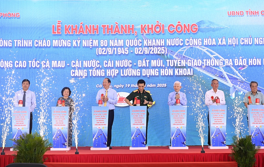 Đại tướng Phan Văn Giang và các đại biểu nhấn nút khởi công các công trình giao thông trọng điểm tại Cà Mau.