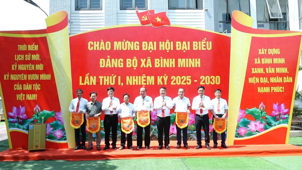 Trước khi vào phiên trù bị, lễ lễ khai mạc triển lãm cây cảnh và các sản phẩm làng nghề thủ công truyền thống chào mừng Đại hội Đại biểu Đảng bộ xã Bình Minh lần thứ I, nhiệm kỳ 2025–2030 được tổ chức 