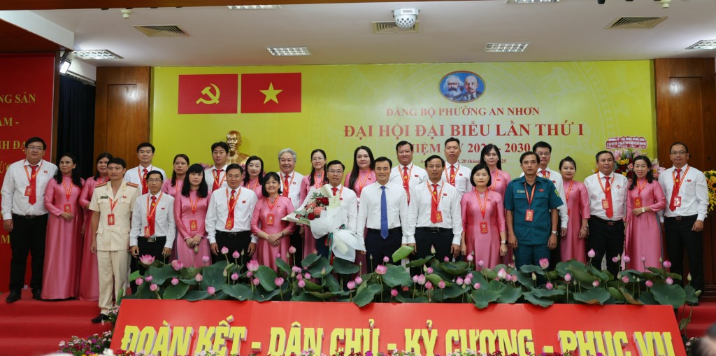 và Ban Chấp hành Đảng bộ phường An Nhơn nhiệm kỳ 2025 – 2030 chụp ảnh lưu niệm tại Đại hội.