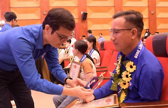 Tỏa sáng nghị lực Việt: 25 tấm gương vượt giới hạn chạm ước mơ