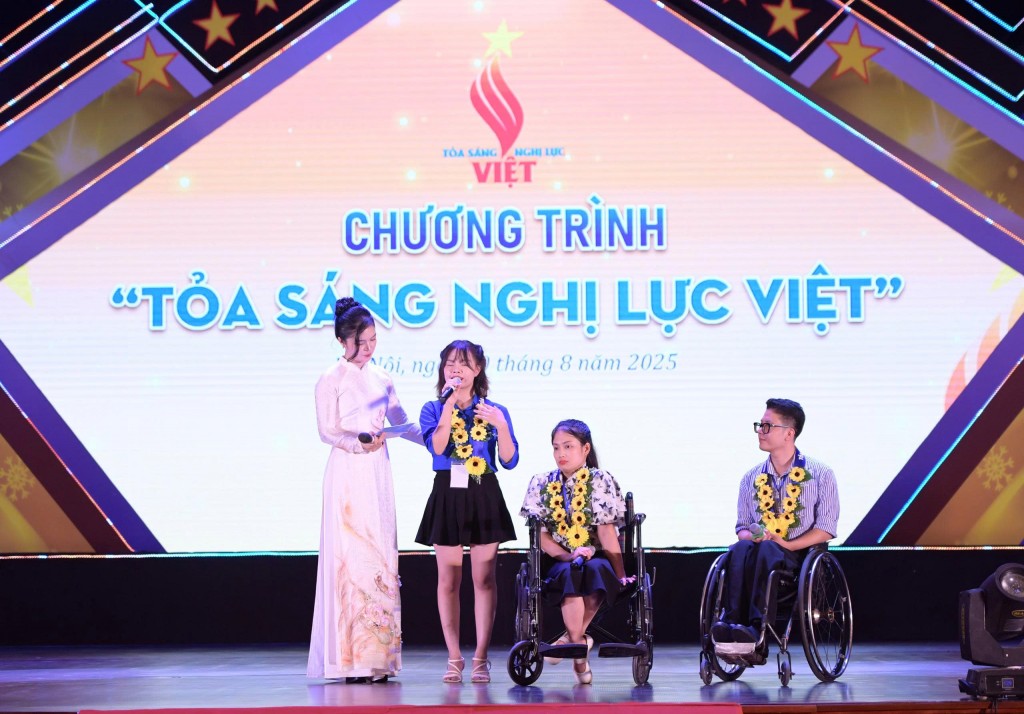 Thanh niên khuyết tật chia sẻ tại chương trình