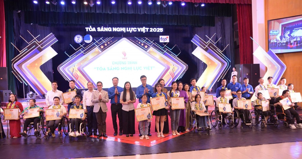 Các vị lãnh đạo trao khen thưởng tới 25 thanh niên khuyết tật