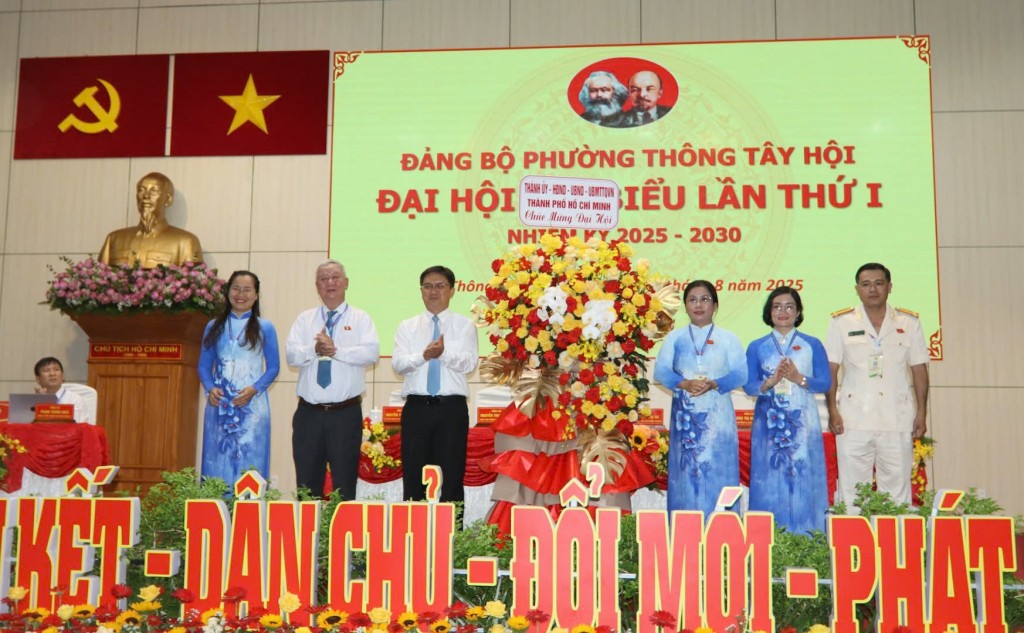 Lãnh đạo TP Hồ Chí Minh tặng hoa chúc mừng Đại hội