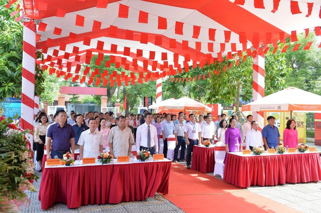 Đại biểu thực hiện nghi thức chào cờ