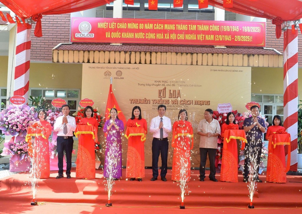 Ông Nguyễn Thanh Quang (giữa) cùng các đại biểu thực hiện nghi thức cắt băng, chính thức mở cửa trưng bày