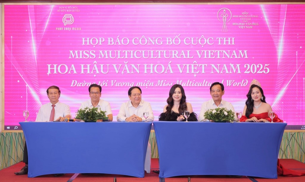 Hoa hậu Phan Kim Oanh và các thành viên Ban Giám khảo Hoa hậu Văn hóa Việt Nam 2025
