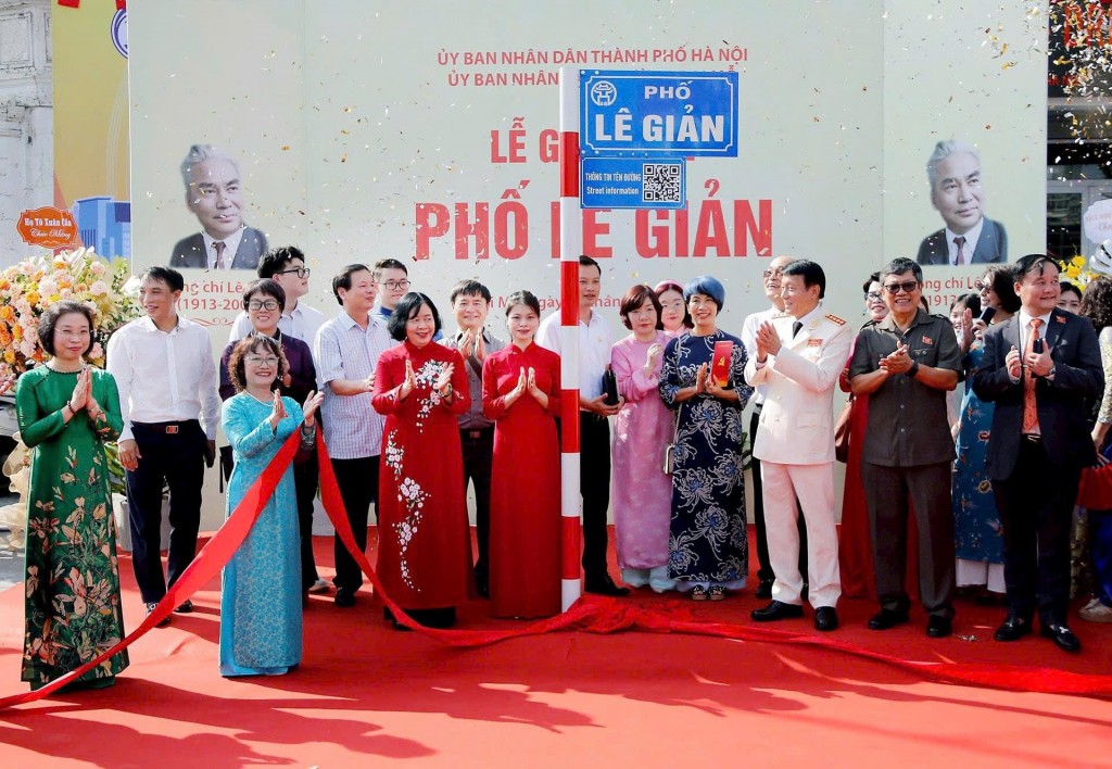 Hà Nội: Gắn biển tên phố Lê Giản và phố Bạch Thành Phong Hà Nội: Gắn biển tên phố Lê Giản và phố Bạch Thành Phong