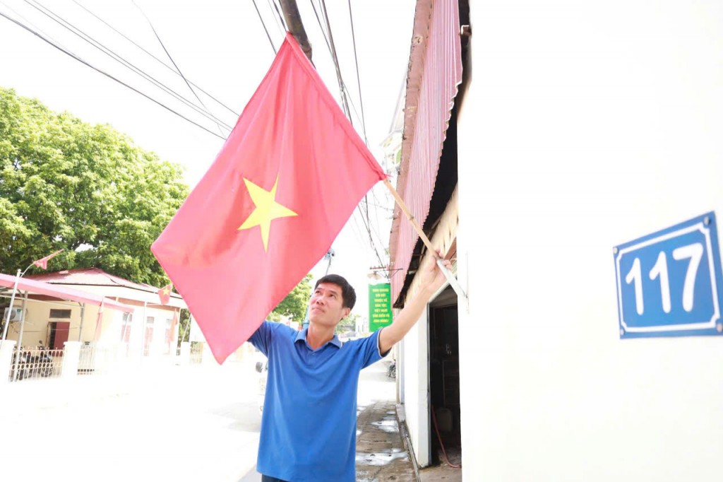 Niềm vui giản dị khi người dân cùng nhau treo cờ, dựng cột, góp thêm sắc thắm cho ngày hội.