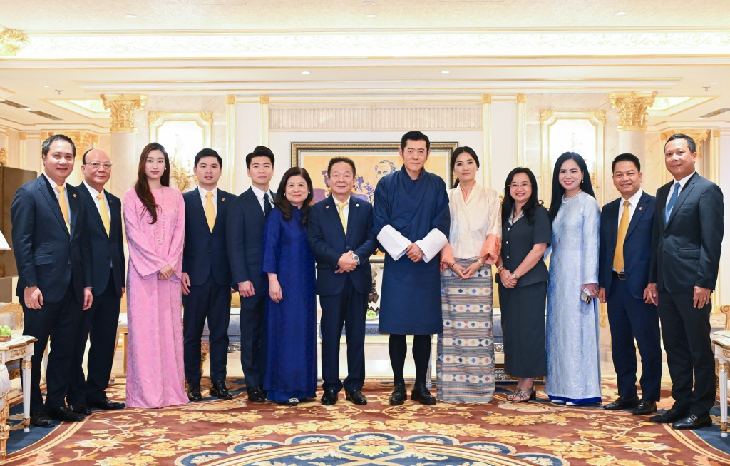 Quốc vương Bhutan cùng Hoàng hậu chụp ảnh lưu niệm cùng lãnh đạo Tập đoàn T&T Group và Ngân hàng SHB