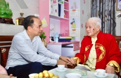 Lãnh đạo phường Tây Hồ thăm, tặng quà người có công nhân dịp 2/9