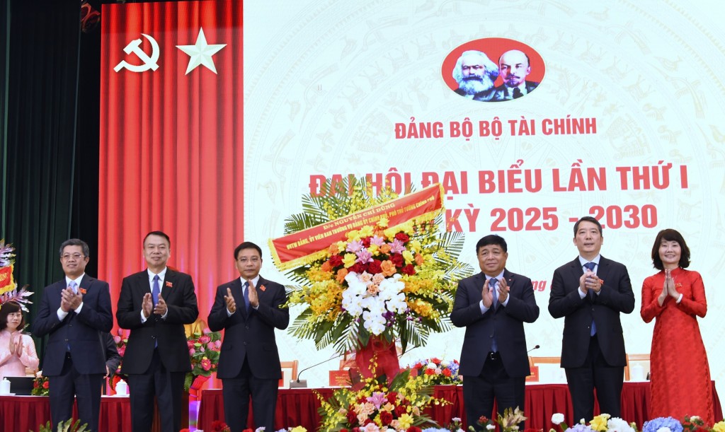 Phó Thủ tướng mong muốn và tin tưởng rằng Ban Chấp hành Đảng bộ Bộ Tài chính sẽ quy tụ được những đồng chí ưu tú nhất, lãnh đạo tập thể cán bộ, đảng viên, người lao động ngành tài chính phát huy mạnh mẽ hơn nữa truyền thống và những thành tựu đã đạt được của ngành trong 80 năm qua - Ảnh: VGP/Thu Sa