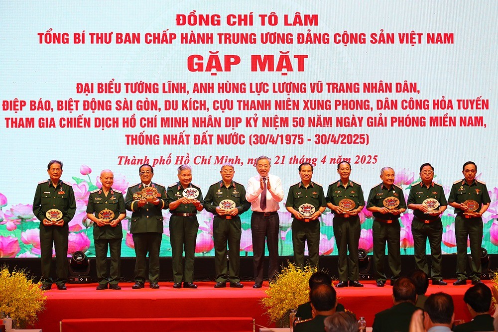 Tổng Bí thư Tô Lâm trao quà tặng các tướng lĩnh, Anh hùng LLVT nhân dân Quân đội.
