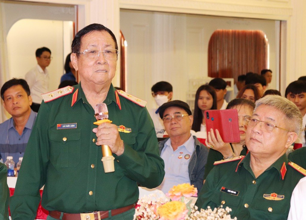 Trung tướng Lưu Phước Lượng, nguyên Phó Tư lệnh về Chính trị Quân khu 9, nguyên Phó Trưởng Ban Chỉ đạo Tây Nam bộ chia sẻ tại buổi giao lưu cựu quân tình nguyện, cựu chuyên gia Việt Nam giúp bạn Campuchia với sinh viên Campuchia và sinh viên Lào đang học tập tại TPHCM ngày 21/7/2025.