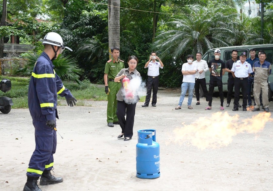Lực lượng chức năng tập huấn về phòng cháy, chữa cháy cho người dân tại phường Bạch Mai.