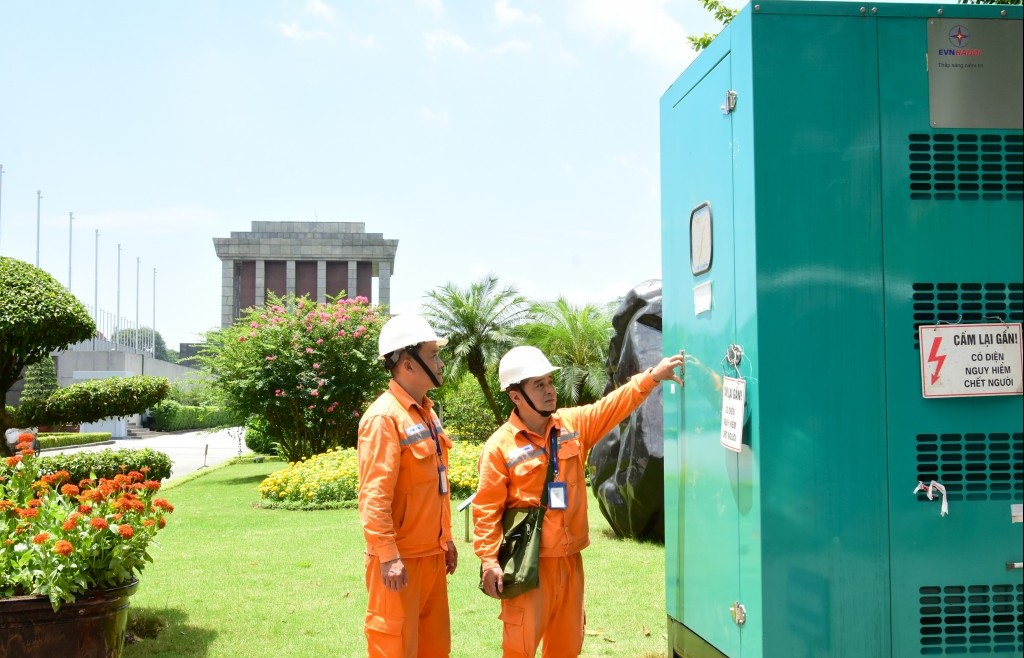 Những người thợ lặng lẽ "thắp sáng" từng khoảnh khắc đáng nhớ của đại lễ A80
