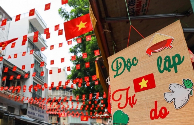 Đường phố Hà Nội trang hoàng rực rỡ cờ hoa chào mừng Quốc khánh