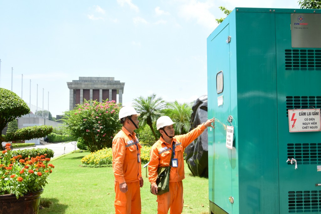 Công nhân EVNHANOI kiểm tra máy phát tại Lăng Chủ tịch Hồ Chí Minh