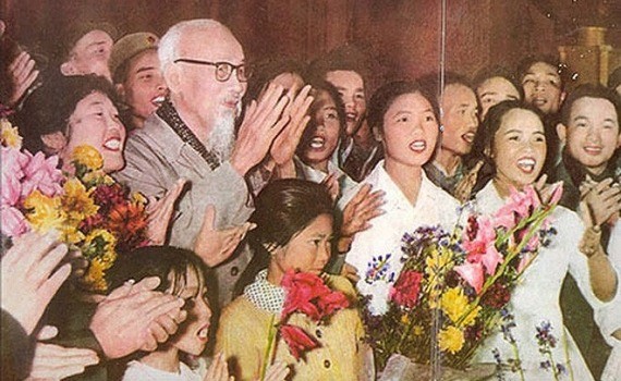 Bác Hồ với các nghệ sĩ sau buổi biểu diễn văn nghệ Tết Kỷ Dậu, 1969 (Ảnh tư liệu)
