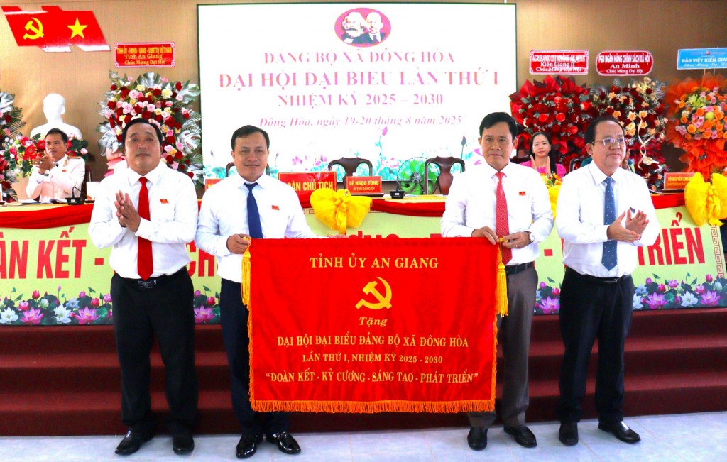 Ủy viên Ban Thường vụ Tỉnh ủy, Phó Chủ tịch Thường trực UBND tỉnh An Giang Nguyễn Thanh Phong trao tặng bức trướng cho đại hội