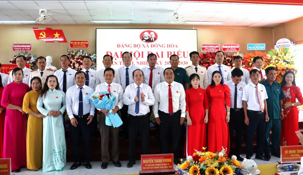 Ủy viên Ban Thường vụ Tỉnh ủy, Phó Chủ tịch Thường trực UBND tỉnh An Giang Nguyễn Thanh Phong tặng hoa chúc mừng Ban Chấp hành Đảng bộ xã Đông Hòa nhiệm kỳ 2025 – 2030