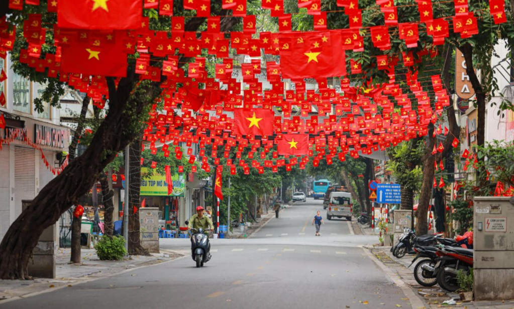 Đường phố Hà Nội trang hoàng rực rỡ cờ hoa chào mừng Quốc khánh