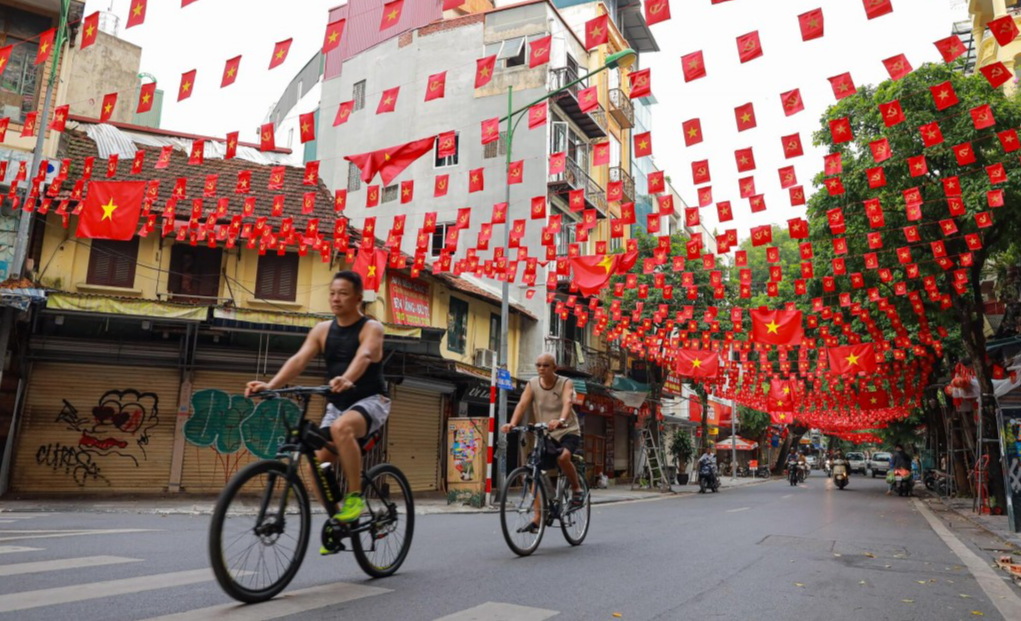 Đường phố Hà Nội trang hoàng rực rỡ cờ hoa chào mừng Quốc khánh