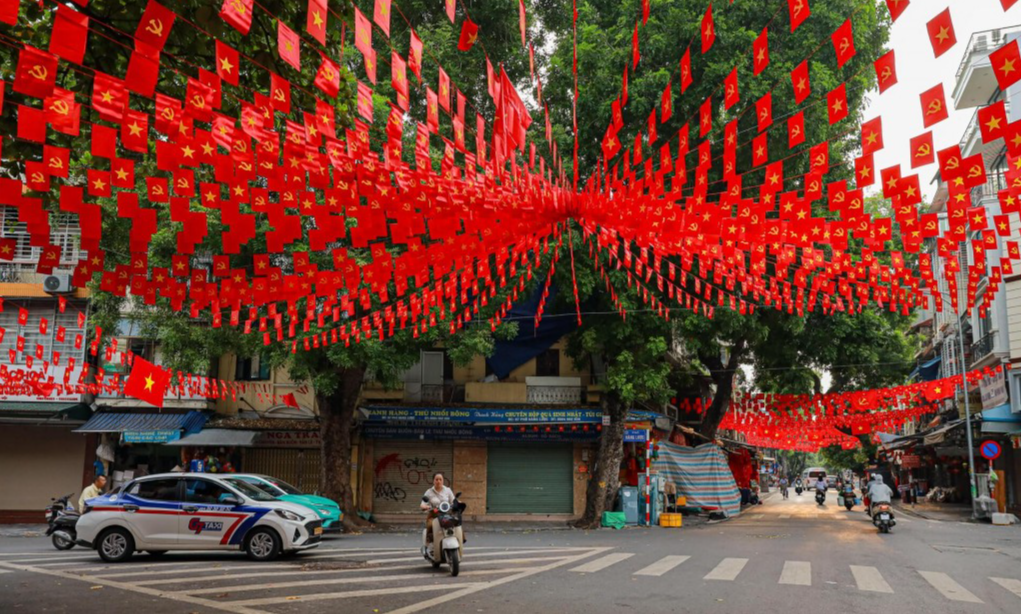 Đường phố Hà Nội trang hoàng rực rỡ cờ hoa chào mừng Quốc khánh