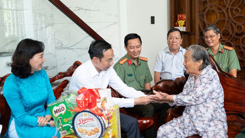 Phó Bí thư Thường trực Tỉnh ủy, Chủ tịch HĐND tỉnh An Giang Nguyễn Thanh Nhàn ân cần thăm hỏi sức khỏe, đời sống của gia đình bà Phạm Thị Liên