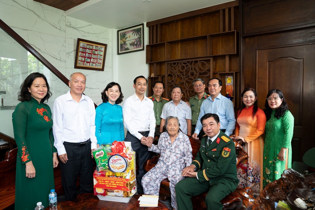 Phó Bí thư Thường trực Tỉnh ủy, Chủ tịch HĐND tỉnh An Giang Nguyễn Thanh Nhàn cùng đoàn công tác tỉnh thăm, tặng quà gia đình bà Phạm Thị Liên