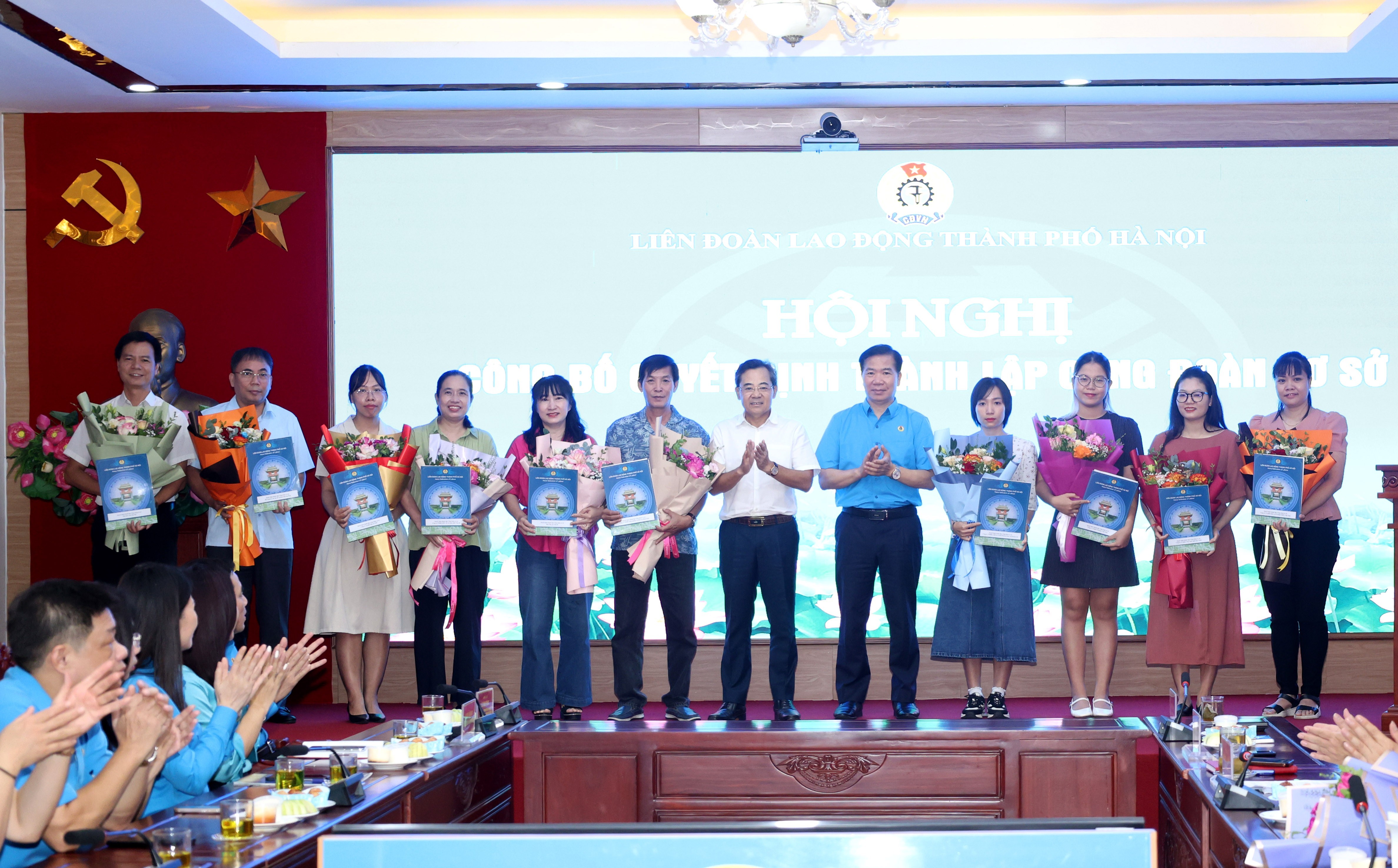 LĐLĐ TP Hà Nội trao quyết định thành lập 31 Công đoàn cơ sở