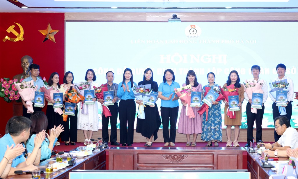Phó Chủ tịch LĐLĐ thành phố Hà Nội Nguyễn Thị Thu Thủy và đồng chí Lê Thị Kim Điệp - Trưởng Ban Công tác Công đoàn trao Quyết định cho các Công đoàn cơ sở