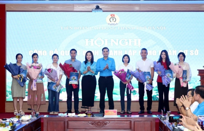 LĐLĐ TP Hà Nội trao quyết định thành lập 31 Công đoàn cơ sở