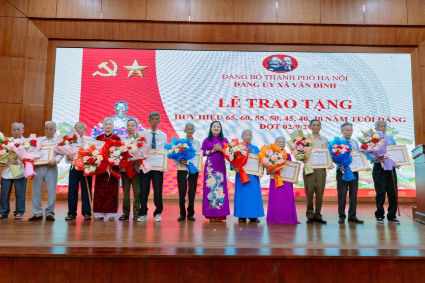 Lễ trao tặng Huy hiệu Đảng đến các đảng viên xã Vân Đình 