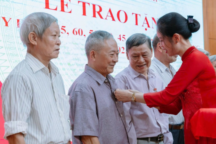 45 đảng viên xã Vân Đình được trao tặng Huy hiệu Đảng đợt 2/9