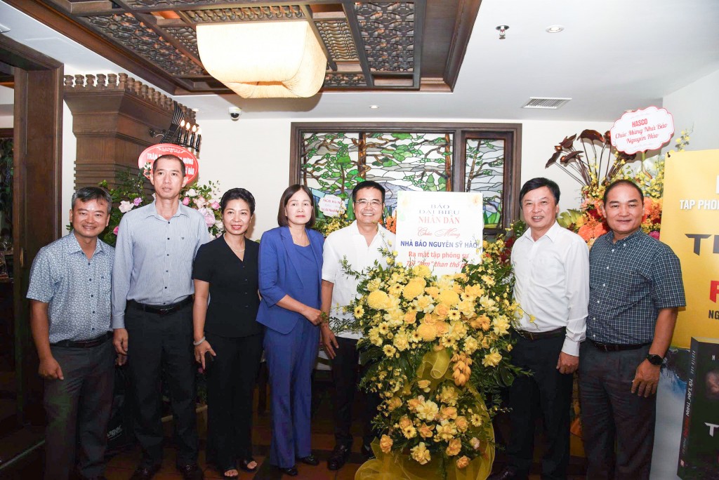 ác Phó Tổng Biên tập Báo Đại biểu Nhân dân Lê Thanh Kim, Nguyễn Thị Minh Hằng cùng cán bộ Báo Đại biểu Nhân dân chúc mừng nhà báo Nguyễn Sỹ Hào (Ảnh: Xuân Quý)