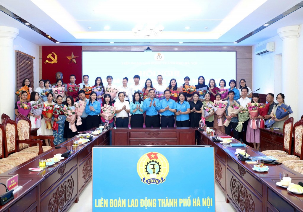 LĐLĐ TP Hà Nội trao quyết định thành lập 31 Công đoàn cơ sở