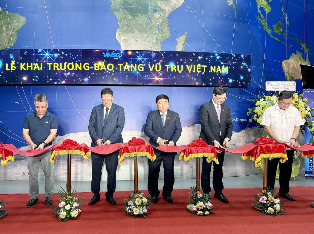 Phó Thủ tướng Nguyễn Chí Dũng và các đại biểu cắt băng khai trương Bảo tàng Vũ trụ Việt Nam - Ảnh: VGP/Thu Sa