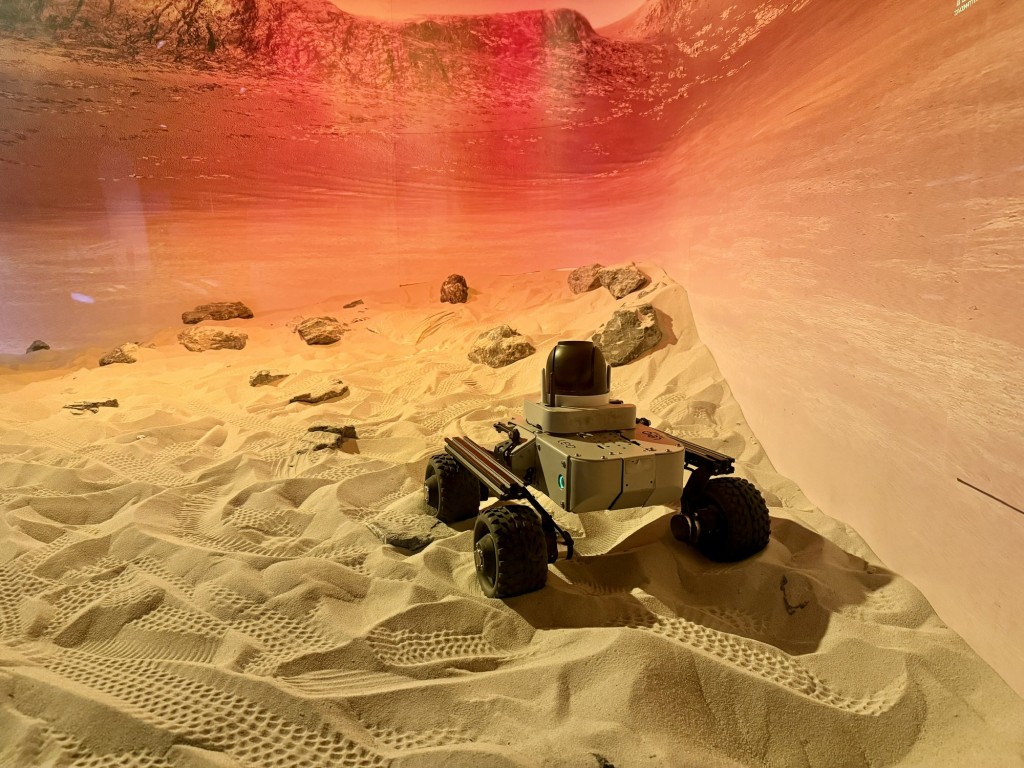 Trải nghiệm robot khám phá sao Hỏa tại Bảo tàng Vũ trụ Việt Nam - Ảnh: VGP/Thu Sa