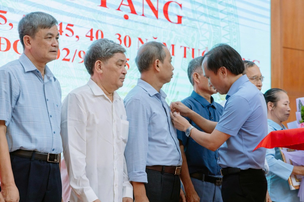 Phó Bí thư Đảng ủy, Chủ tịch UBND xã Nguyễn Ngọc Điệp trao Huy hiệu Đảng tới các đảng viên 