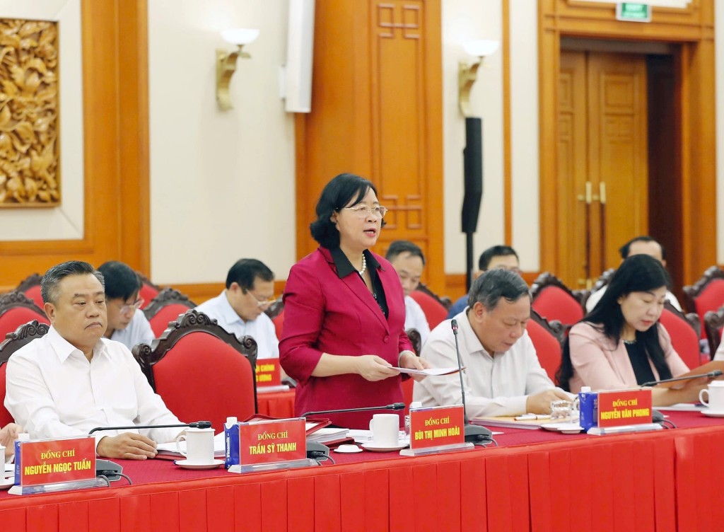 Bí thư Thành ủy Hà Nội Bùi Thị Minh Hoài trình bày báo cáo tóm tắt về Văn kiện và phương án nhân sự Đại hội Đảng bộ thành phố Hà Nội lần thứ XVIII. Ảnh: Viết Thành