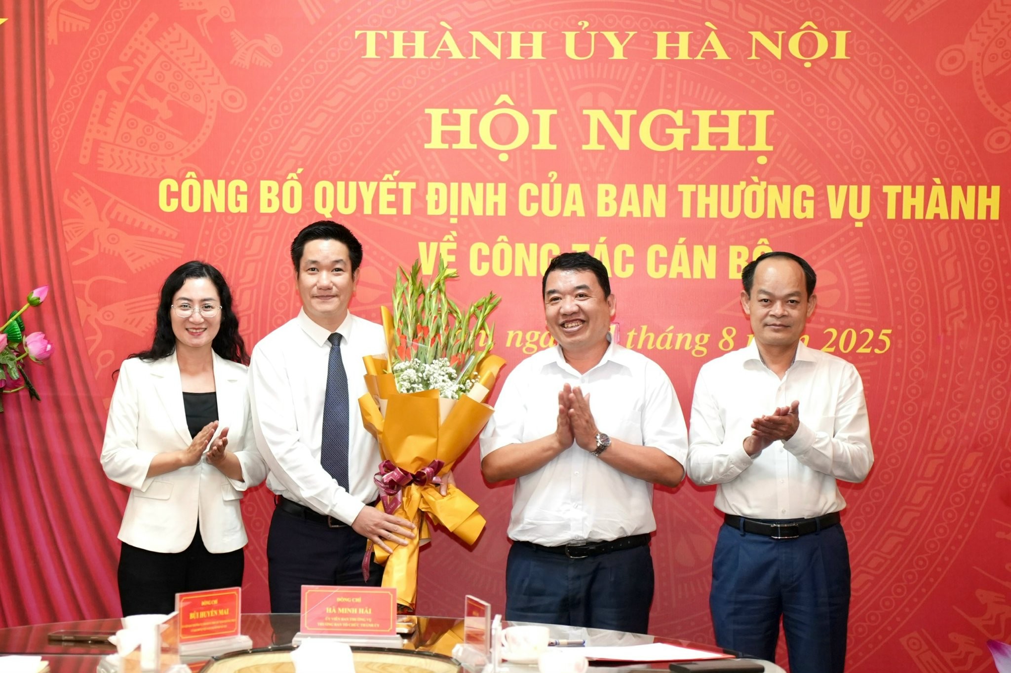Lãnh đạo Ban Tuyên giáo và Dân vận Thành ủy chúc mừng đồng chí Nguyễn Huy Cường