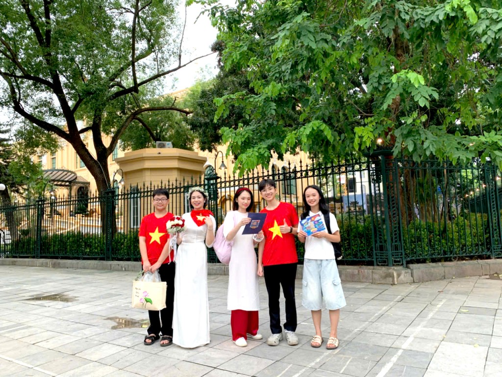 Gia đình chị Hồng Mơ ở Bình Nguyên, Phú Thọ xuống Hà Nội xem hợp luyện diễu binh và đi chụp ảnh lưu lại những khoảnh khắc đáng nhớ ở hồ Gươm và tuyến phố phụ cận