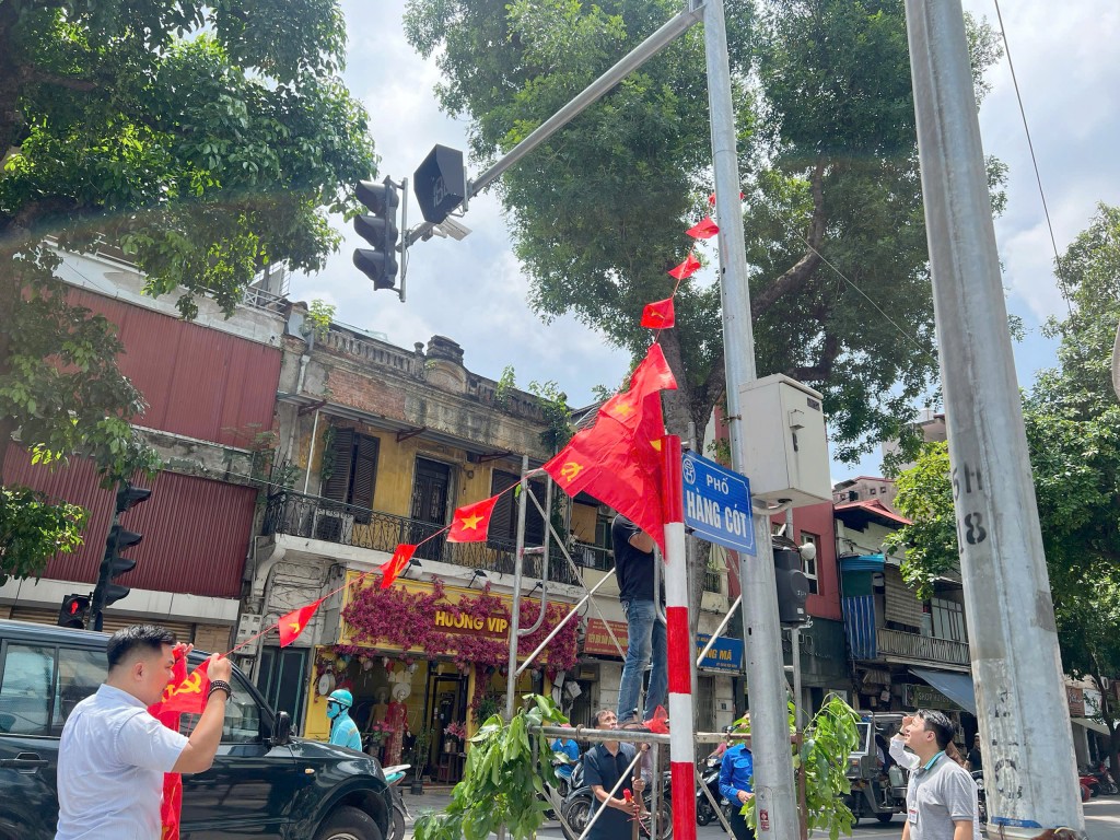 Cán bộ, đoàn viên thanh niên phường Hoàn Kiếm căng treo cờ tại tuyến phố Hàng Cót