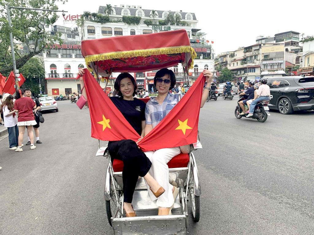 Cờ hoa rực rỡ, người Hà Nội náo nức hướng về ngày hội lớn