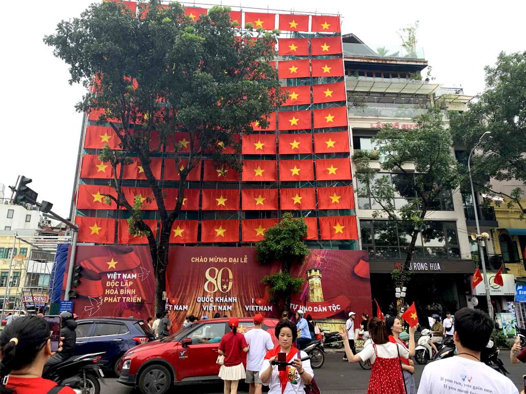 Cờ hoa rực rỡ, người Hà Nội náo nức hướng về ngày hội lớn