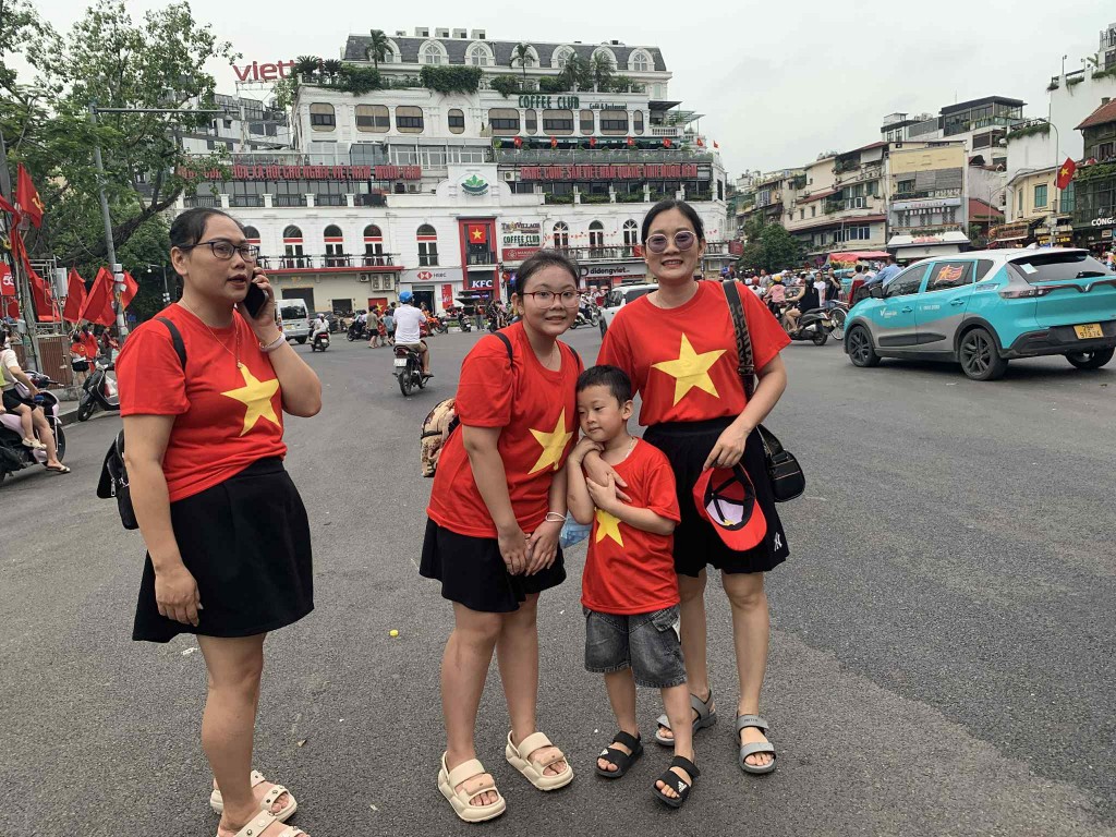 Cờ hoa rực rỡ, người Hà Nội náo nức hướng về ngày hội lớn