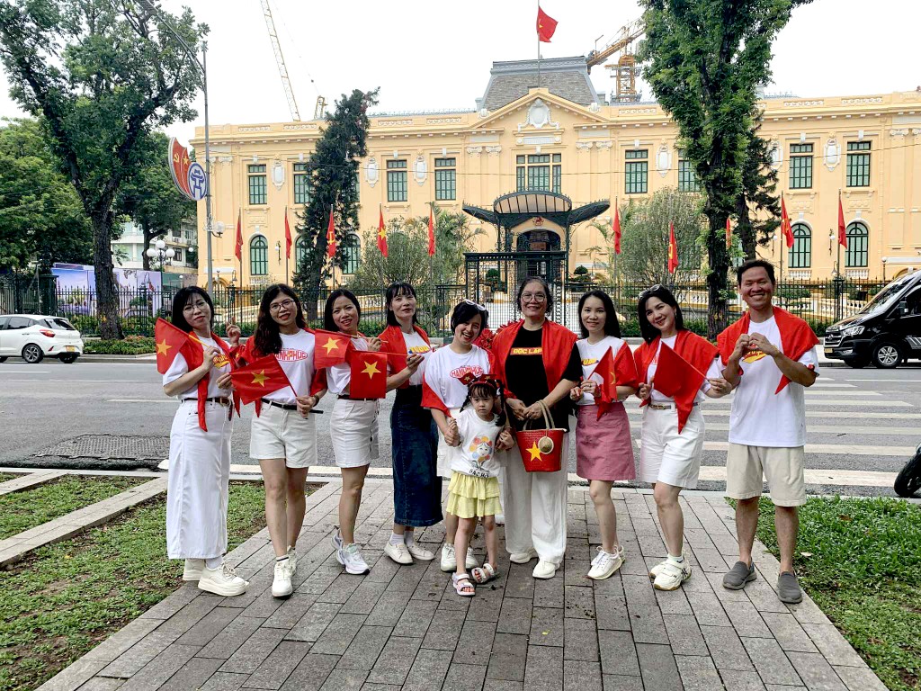 Vợ chồng anh Vũ Trung Dũng và Trần Lan Chi cùng người thân ở phố Hoà Mã, phường Hai Bà Trưng chụp ảnh kỷ niệm lên hồ Hoàn Kiếm đón mừng ngày Tết Độc lập