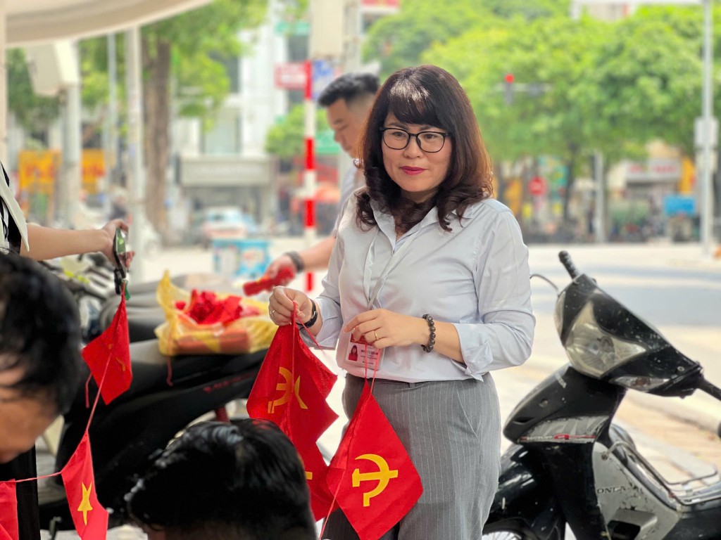 Cờ hoa rực rỡ, người Hà Nội náo nức hướng về ngày hội lớn