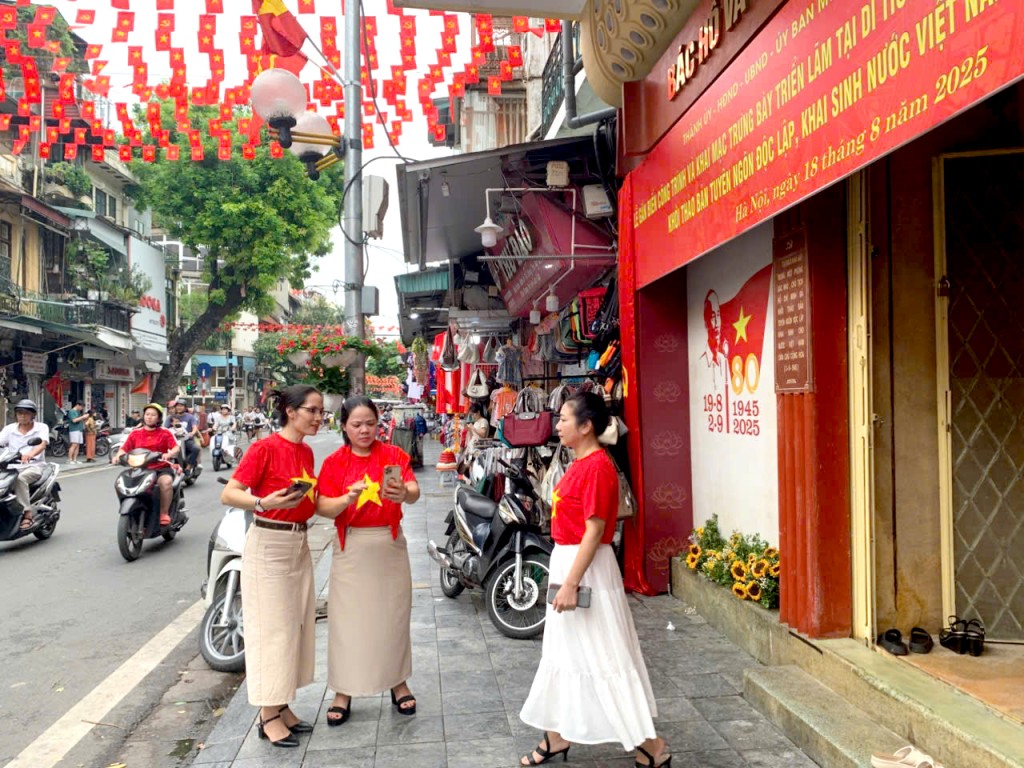 Nhiều người đến tham quan, chụp ảnh kỷ niệm tại Nhà số 48 phố Hàng Ngang (phường Hoàn Kiếm, Hà Nội), nơi Bác Hồ viết Tuyên ngôn độc lập